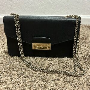 Furls shoulder bag in black.